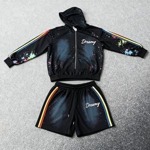 ชุดเซ็ตเสื้อผ้าสตรีทแวร์ลายทางสไตล์วินเทจ พิมพ์ลายดิจิตอลโดยตรง พร้อมโลโก้สั่งทำพิเศษ กางเกงขาสั้นทรงหลวมสำหรับผู้ชาย ชุดลำลองฤดูใบไม้ผลิ ชุดเซ็ต 2 ชิ้น - Product Image 1