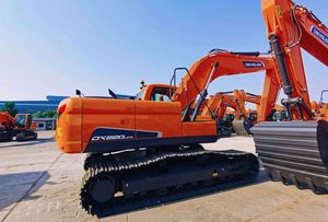 Excavatrice sur chenilles de taille moyenne DEVELON DX220LC, haute efficacité, moteur/pompe hydraulique puissant pour les travaux d'infrastructure - Product Image 3