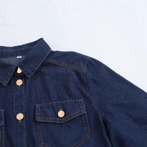 Camisa de mezclilla azul informal de manga larga con botones y cuello alto, diseño OEM de gran venta, con logotipo frontal de elemento de moda sencillo. - Product Image 4