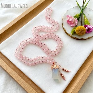 MN43572 Collier Mala Déesse <span class=keywords><strong>de</strong></span> l'Amour avec Pendentif Pointe <span class=keywords><strong>de</strong></span> Cristal <span class=keywords><strong>de</strong></span> Quartz Rose, Perles Mala, Collier <span class=keywords><strong>de</strong></span> <span class=keywords><strong>Fertilité</strong></span>, Cadeau <span class=keywords><strong>de</strong></span> <span class=keywords><strong>Yoga</strong></span> et <span class=keywords><strong>de</strong></span> Guérison - Product Image 3