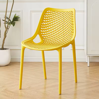 Chaise d'extérieur empilable compacte, légère et élégante avec dossier en maille pour balcon