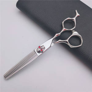 กรรไกรซอยผมยี่ห้อ Custom Brands ขนาด 6.0 นิ้ว ลายหัวกะโหลก ประดับอัญมณีสีแดง สำหรับช่างทำผม ใช้มือขวา คุณภาพสูง - Product Image 1