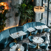 Ensemble de mobilier de restaurant de luxe : chaises en velours bleu, tables basses commerciales en marbre, banquette incurvée – Durable et écologique