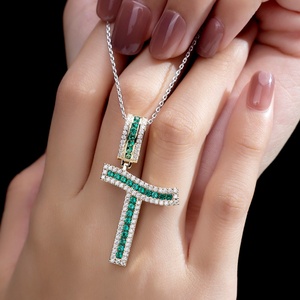 Collier pendentif Messi Jewelry MSN-683 en or jaune 10 carats avec émeraude de laboratoire et moissanite - Product Image 4