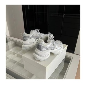 Sneakers polyvalentes pour femmes toutes saisons avec semelle épaisse et design respirant pour un usage décontracté - Product Image 4