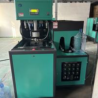 Machine de moulage par soufflage de bouteilles d'eau en plastique pour animaux de compagnie semi-automatique Mg 880 de 5 litres