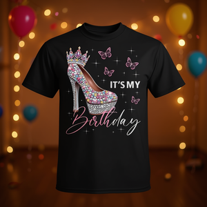 Camiseta It's My Birthday con diseño de tacón alto, corona, mariposas y estrellas - Product Image 3