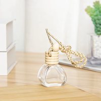 Mini bouteille de parfum de voiture suspendue de 14ml bouteille de diffuseur de voiture d'arôme en verre transparent avec corde de bouchon en bois
