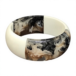 Bracelet tendance en résine marbrée noire, unique, fait main, fantaisie, accessoire de mode pour femme - Product Image 1