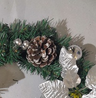 Karangan Bunga Natal PVC Artifisial Grosir dengan Poinsettia Perak, Buah Pinus, dan Buah Berry untuk Dekorasi Pintu Natal dan Liburan