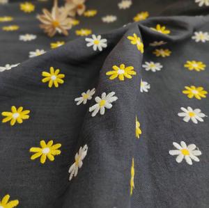 Tissu en coton crêpe double couche Little Daisy, broderie en coton, pour vêtements de maison, vêtements de nuit, literie, vêtements pour enfants - Product Image 1