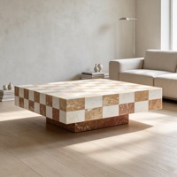 Table basse en marbre jaune travertin Newstra personnalisée avec un design géométrique moderne, adaptée au salon