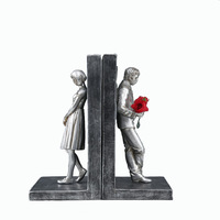 Porte-livres sculptural contemporain de luxe créatif pour couple avec motif pour la décoration du salon, ornements d'art, artisanat en résine