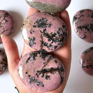 คริสตัลโรโดไนต์ธรรมชาติคุณภาพสูงแกะสลักด้วยมือสำหรับบำบัดรักษา แบรนด์ CrystalHola เหมาะสำหรับตกแต่งบ้านและเป็นของขวัญ - Product Image 2