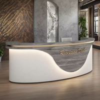 Bureau de réception moderne de luxe personnalisé avec effet marbre incurvé et éclairage LED intégré pour hall d'hôtel, bureau d'entreprise, salon de beauté