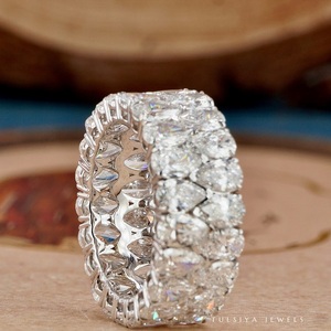 Bague en diamant de joaillerie fine et glamour avec un design à trois pierres et un éclat brillant pour des moments mémorables - Product Image 1