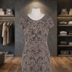 Vestido Corto Ajustado de Satén Transpirable Color Taupe con Cuentas, Moderno y Elegante para Fiestas y Eventos Formales - Product Image 2