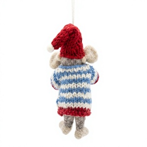 Ornement de Noël en feutre de laine traditionnel fait main, écologique et certifié, petite souris avec chapeau rouge et pull, tenant une boule, à suspendre au mur - Product Image 4