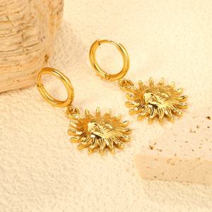 Boucles d'oreilles pendantes personnalisées en acier inoxydable, créoles plaquées or, boucles d'oreilles tendance plaquées or 18 carats en forme de soleil pour femmes - Product Image 5