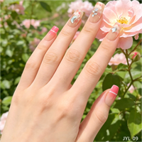 Ongles press-on carrés courts rose pêche ombré en ABS avec pointes françaises et breloques en strass pour les doigts