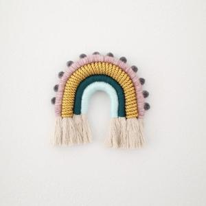 Artisanat en fibres essentielles fait main, arc-en-ciel « Royal Bow » - Product Image 1