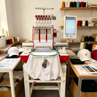Machine à broder compacte haut de gamme à vis à billes pour la personnalisation de casquettes
