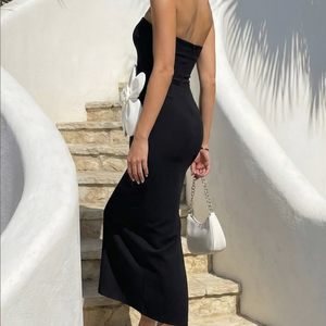 Robe midi élégante noire sans bretelles avec applique florale blanche, coupe moulante, pour soirée d'été, en tissu tissé - Product Image 2
