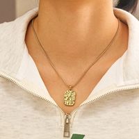 Carré en acier inoxydable Pendentif rétro en plaqué or 18 ct martelé populaire Collier carré en or pour femmes