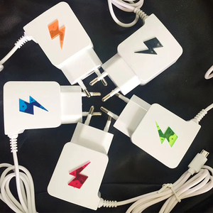 Adaptador de Viaje Duradero con 2 Puertos USB, Cargador Automático para Teléfono Móvil con Cable Micro USB V8 y Luz LED Intermitente - Product Image 2
