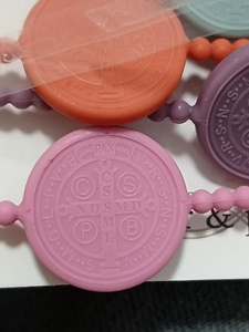 Braccialetti con Medaglia di San Benedetto per Preghiera e Messa, Braccialetti con Medaglia Miracolosa, Giocattoli Religiosi Cattolici in Silicone per Bambini - Product Image 2