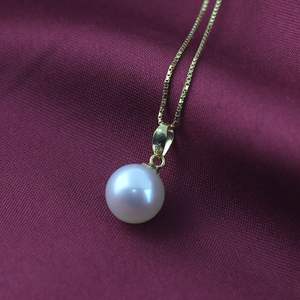 Colgante Minimalista de Oro de 18K con Perla Redonda de Agua Dulce de 9-10mm, Calidad AAAA, en un Collar de Plata - Product Image 1