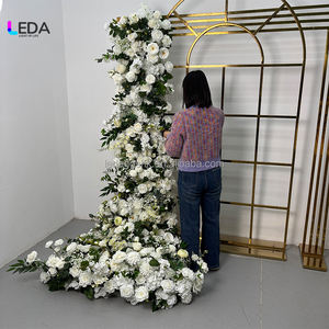 Camino de Mesa de Flores Artificiales LEDA, Color Verde Eucalipto con Rosas Blancas, Decoración para Mesa - Product Image 2