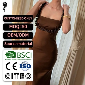 Robe midi en satin marron pour femme, robe moulante à col carré avec garniture en rosette et détail de bretelles à volants - Product Image 1