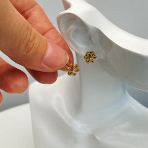 Pendientes de tuerca pequeños de acero inoxidable impermeables y que no se deslustran, con diseño de flor y circonita rosa hueca, suministro a granel de fábrica - Product Image 4