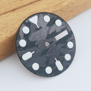 Esfera de Latón Luminosa Verde de 28.5mm con Patrón de Camuflaje y Logotipo Personalizado para Movimiento NH35 <span class=keywords><strong>4R</strong></span> 8215 7S26, Estilo Vintage en Relieve de Lujo - Product Image 2