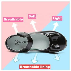 Sepatu Kulit Kasual Gaya Baru Putri Hitam untuk Anak Perempuan dengan Pola Bunga Retro Sol Lembut Penutup Slip-On untuk Pesta Musim Gugur. - Product Image 4