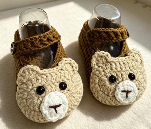 Chaussons bébé faits main au crochet, motif visage d'ours, style Mary Jane, en tricot, cadeau de soutien émotionnel, objet de collection - Product Image 1