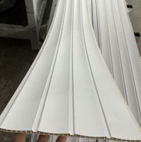 Panneau de plafond suspendu en PVC imperméable au design moderne et populaire pour les applications dans les salles de bain, les hôtels et les hôpitaux