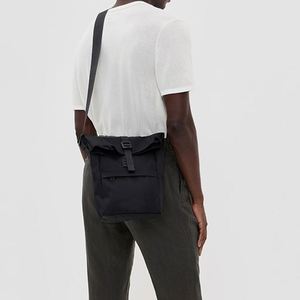 Sac bandoulière unisexe en nylon imperméable écologique personnalisé, portable, avec sangle réglable, pour homme et femme, noir - Product Image 5