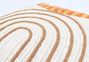 Funda de Cojín Decorativa para el Hogar con Estampado Cuadrado Boho a Rayas en Color Marfil y Amarillo con Flecos - Product Image 4