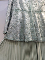 Ensemble prêt à expédier pour le Moyen-Orient : Gilet court perlé robuste et jupe plissée, ensemble deux pièces style robe blazer, tenue d'été plissée