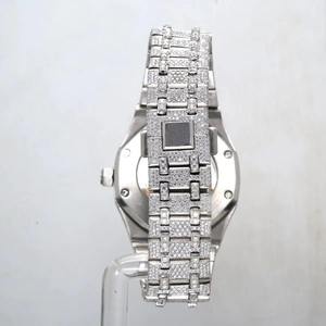 Reloj de Acero Inoxidable con Diamantes VVS y Logotipo Personalizado de Diseño Único, con Manecillas Luminosas para Uso Nocturno, Disponible a Precio de Mayoreo - Product Image 3