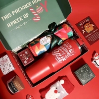 Panier-cadeau de Noël personnalisé avec logo, comprenant un gobelet, une bougie parfumée, des chaussettes douillettes et un ensemble de soins pour le corps pour femmes