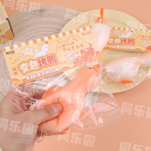 Vente en gros de jouets sensoriels Squishy Doy géants, doux, à presser, changeant de couleur, en forme de canard rôti, style Anime, anti-stress et fidget pour enfants - Product Image 6
