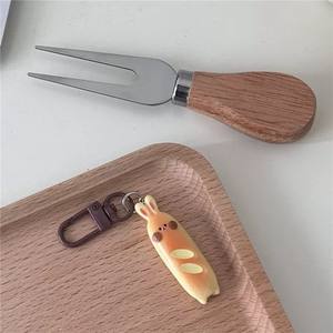 CHENXI Porte-clés en résine Lapin Ours Baguette, Pendentif Mignon Dessin Animé en Forme de Pain, Breloque de Sac, Cadeau pour Couples et Amis - Product Image 2