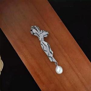 Broche en perles d'eau douce naturelles de forme riz de 9-10 mm, nœud serpent, fleur de poitrine, épingle à collier à forte luminosité, micro défaut, aiguille - Product Image 2