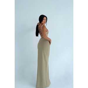 Falda lápiz cruzada de satén con cintura imperio, detalle de abertura color crema, material de satén y elastano, decoraciones de lazo y volantes, cintura natural, talla única - Product Image 1