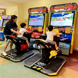 <span class=keywords><strong>Machine</strong></span> de course de jeu personnalisable et moto de jeu avec mouvement pour centre de divertissement intérieur - Product Image 2