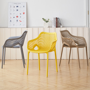 Chaise d'extérieur empilable en <span class=keywords><strong>plastique</strong></span> résistant aux intempéries, idéale pour les cafés, les patios et les terrasses domestiques – Vente en gros directe usine à prix abordable - Product Image 3