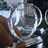Pas cher en gros forme ronde claire ornement de table personnalisé mini bouclier en verre trophée de récompense pour souvenir